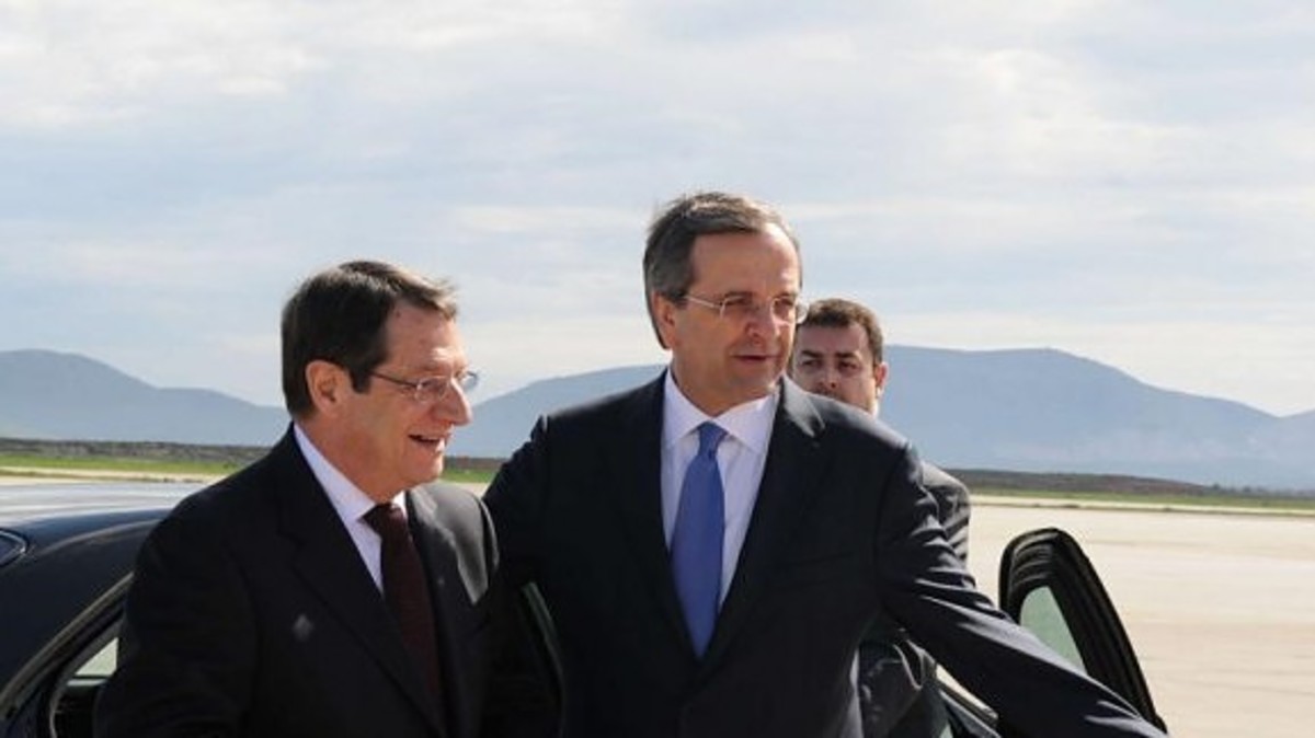 «Συνοδεία» F16 και Ελλήνων αλεξιπτωτιστών ο Σαμαράς στην Κύπρο