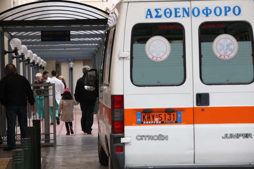 Σάμος: Τραγικές ελλείψεις προσωπικού στο νοσοκομείο – Ο διευθυντής εκτελεί χρέη οδηγού ασθενοφόρου!