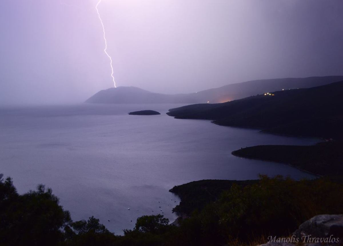 Απίστευτη εικόνα: Η στιγμή που ηλεκτρική καταιγίδα “χτυπά” τη Σάμο