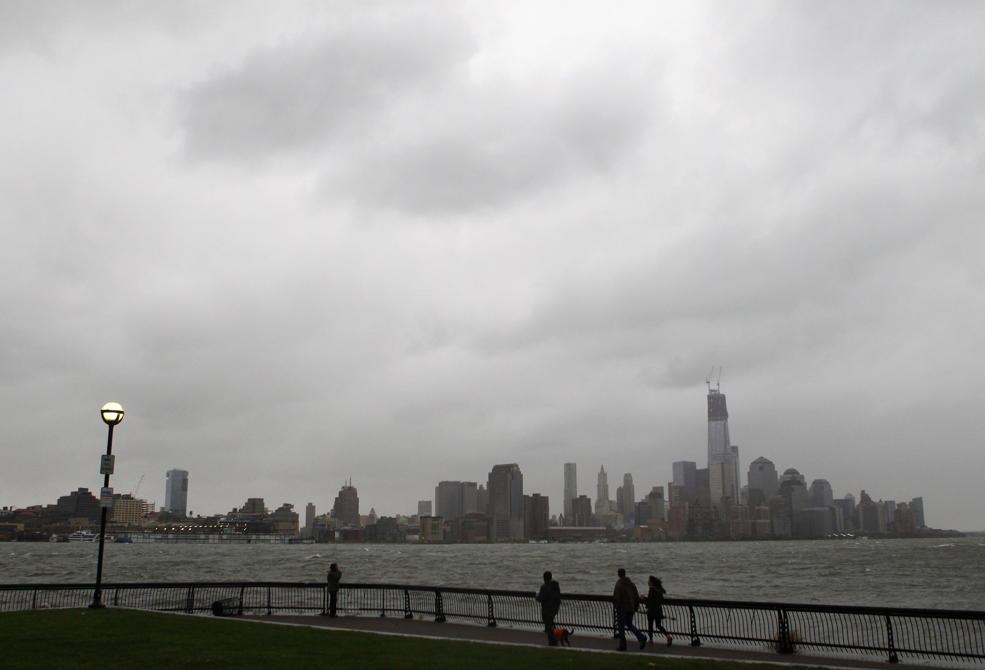 Ο τρομακτικός τυφώνας Sandy ζυγώνει στη Νέα Υόρκη – Πόλη φάντασμα το κέντρο της παγκόσμιας οικονομίας – Ζωντανή εικόνα