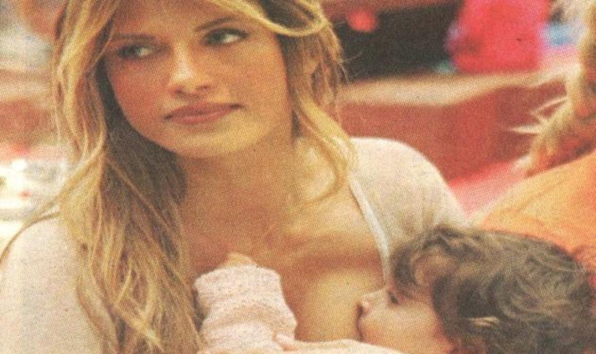 Δες την Σ. Κουτσοσταμάτη να θηλάζει δημόσια ως ένδειξη διαμαρτυρίας! Φωτογραφίες και video