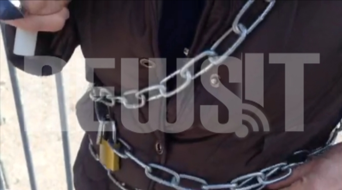 Αλυσοδεμένη καθηγήτρια στο Σύνταγμα