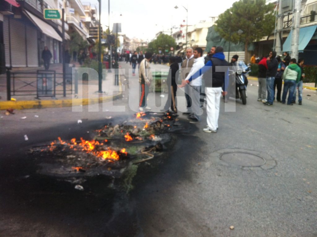 Οδοφράγματα και ένταση στην Αγία Βαρβάρα – Καταστηματάρχες αρνούνται ελέγχους της Οικονομικής Αστυνομίας