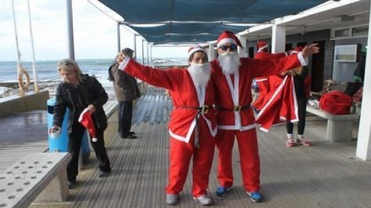 Ντύθηκαν Άγιοι Βασίληδες και βούτηξαν στη θάλασσα!