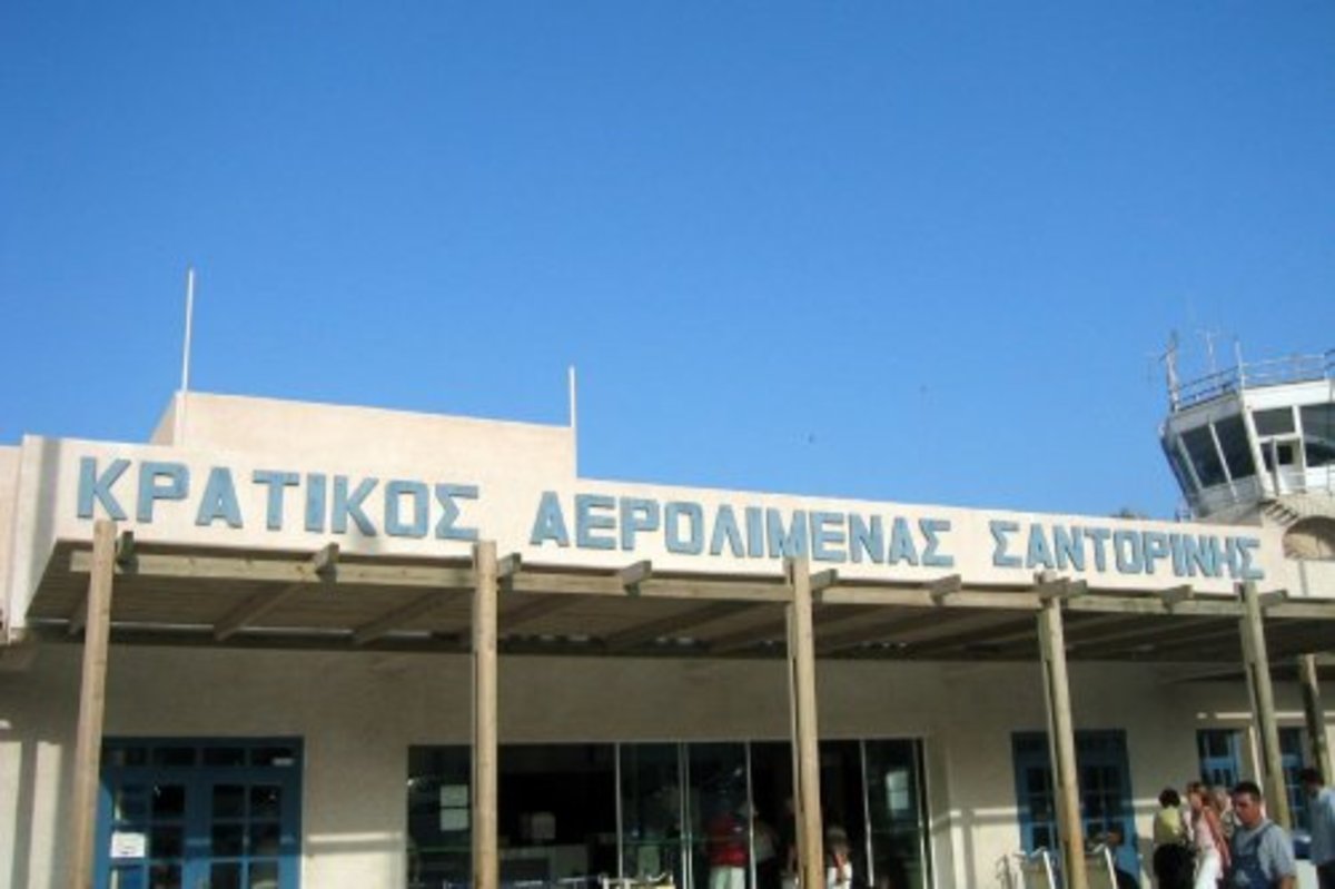 “Παρέα” παράνομων μεταναστών στο αεροδρόμιο της Σαντορίνης
