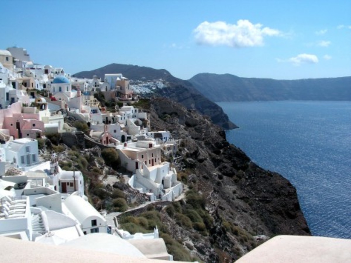 Ύμνοι για Μύκονο και Σαντορίνη από αυστριακό περιοδικό