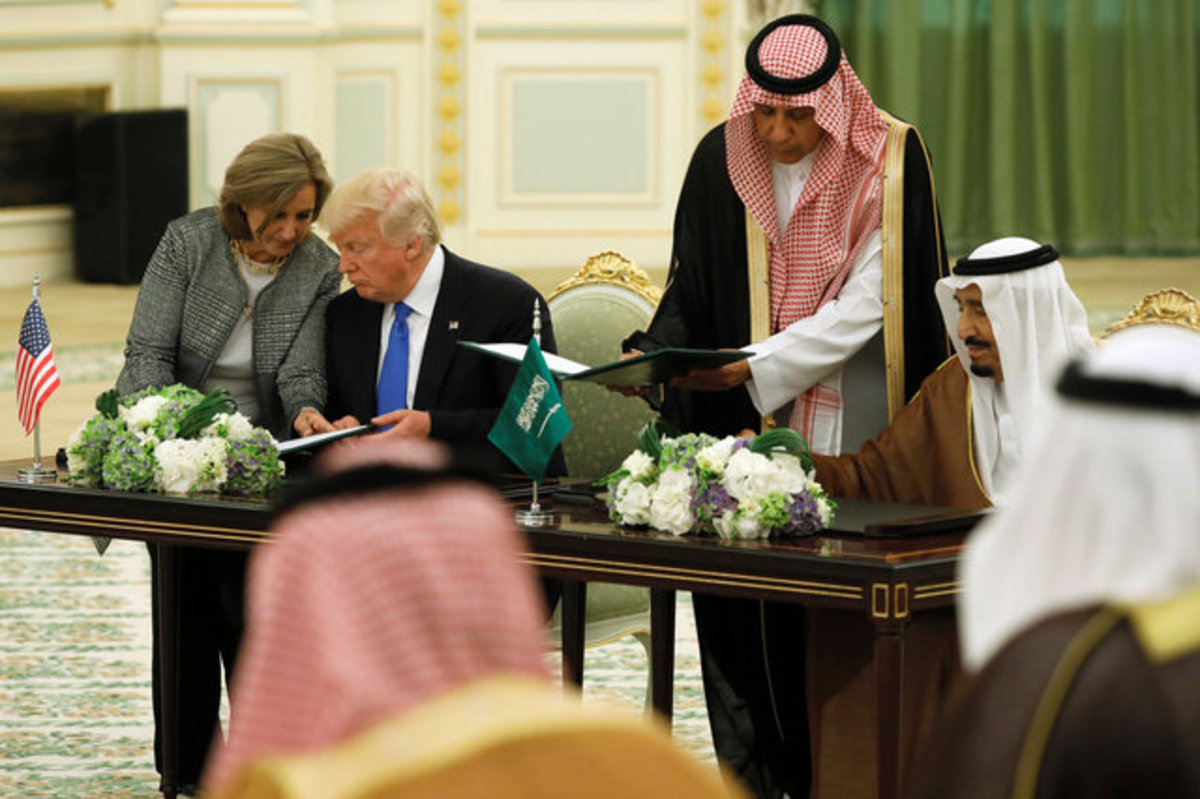 Ο Σαουδάραβας βασιλιάς Σαλμάν απένειμε στον Τραμπ την ανώτατη τιμητική διάκριση της χώρας [vid]