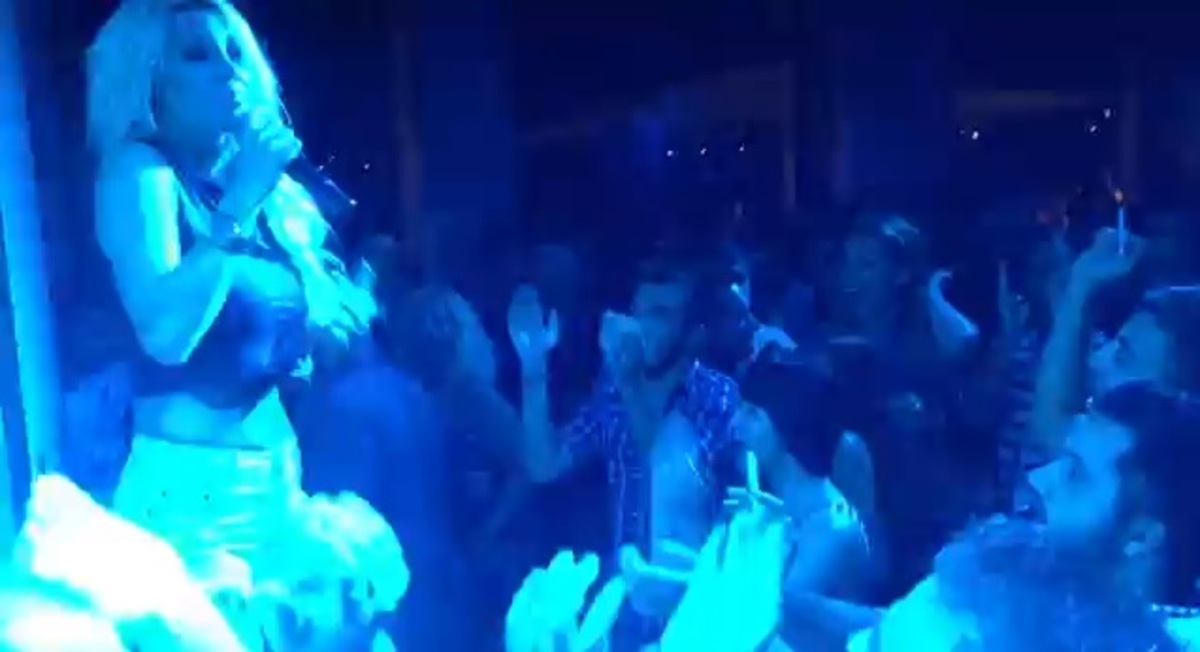ΔΕΙΤΕ την super sexy Σάσα Μπάστα να ξεσηκώνει τη Χίο με το “Μου’ μαθες έρωτα! ΒΙΝΤΕΟ!