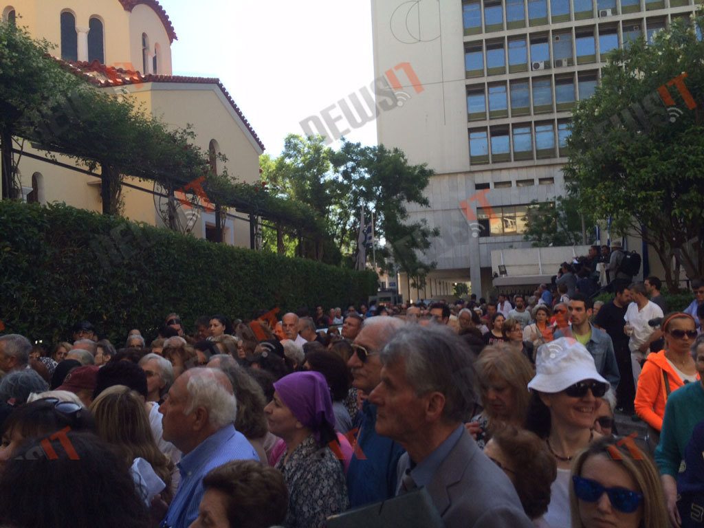 Συγκίνηση στον Άγιο Σάββα για εκατοντάδες πιστούς που έχουν συρρεύσει για να προσκυνήσουν τα λείψανα της Αγίας Βαρβάρας!