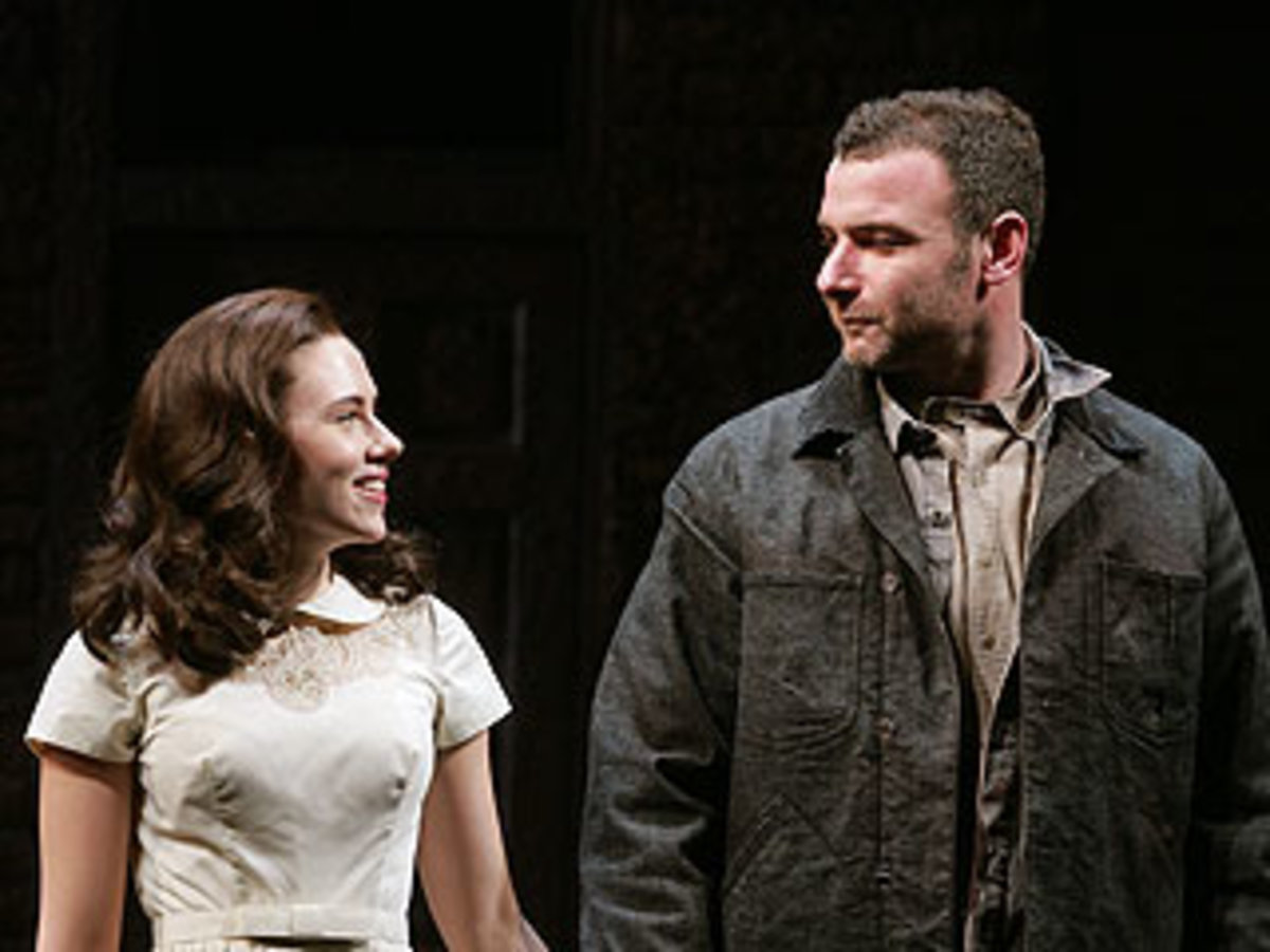 Η Johansson στο Broadway και η απουσία του συζύγου της!