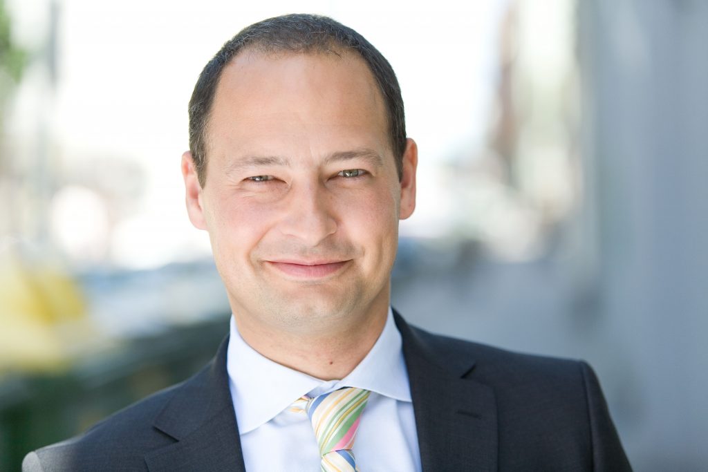 Σίντερ: H μόνη επιλογή της Ελλάδας για να βγει από την κρίση είναι η διαγραφή του χρέους