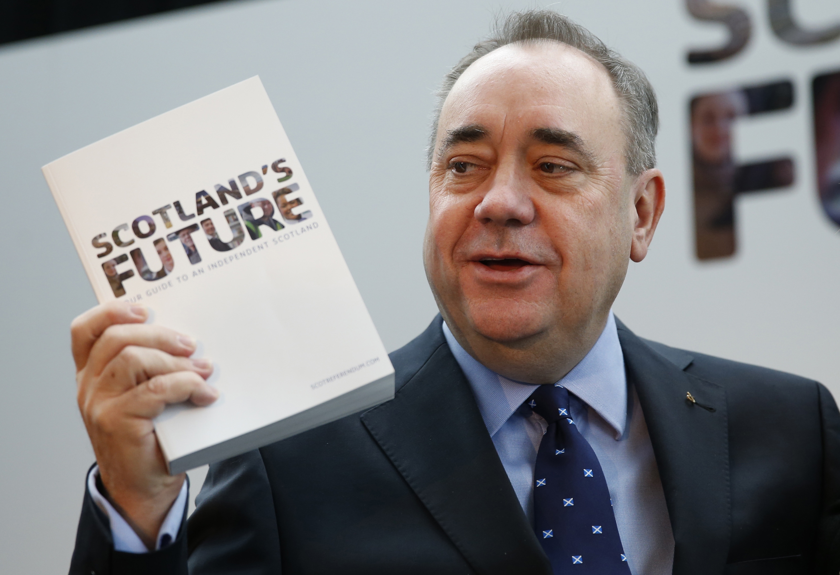 “Η ανεξάρτητη Σκωτία θα κρατήσει τη στερλίνα και τη βασίλισσα”, δήλωσε ο πρωθυπουργός Σάλμοντ