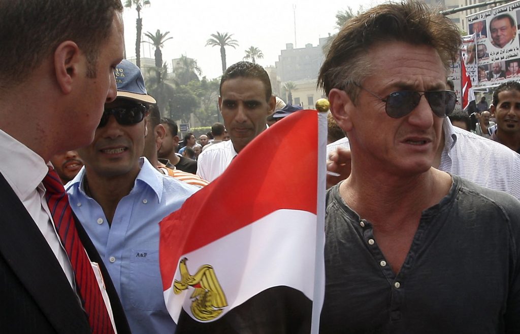 Ο Σον Πεν διαδήλωσε μαζί με χιλιάδες Αιγύπτιους στην Ταχρίρ
