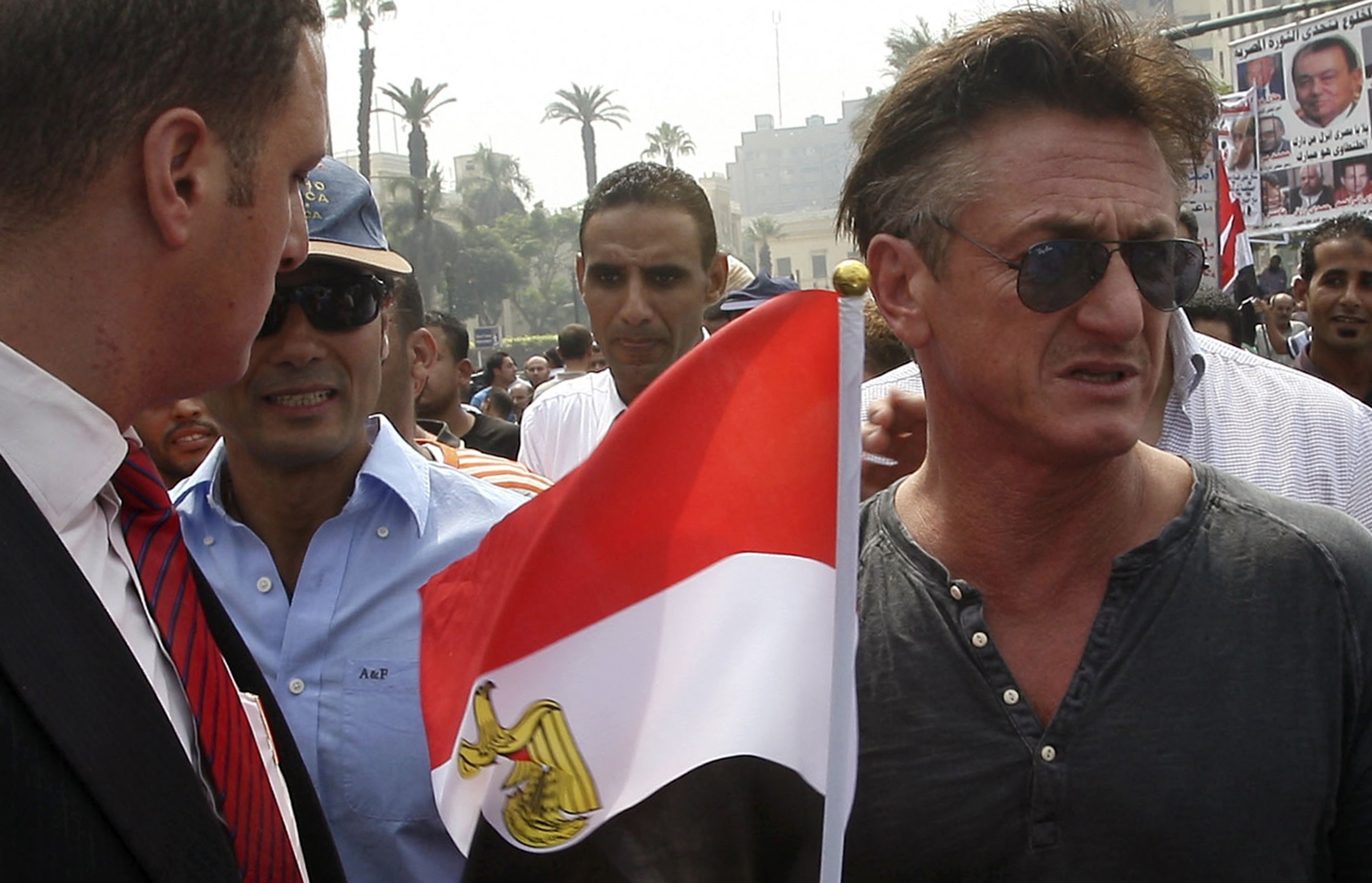 Ο Σον Πεν διαδήλωσε μαζί με χιλιάδες Αιγύπτιους στην Ταχρίρ