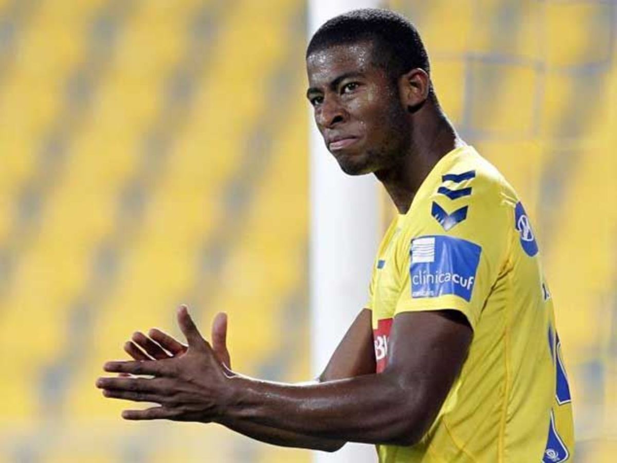 Ολυμπιακός: Φουλ για Σεμπά και δύο στόπερ