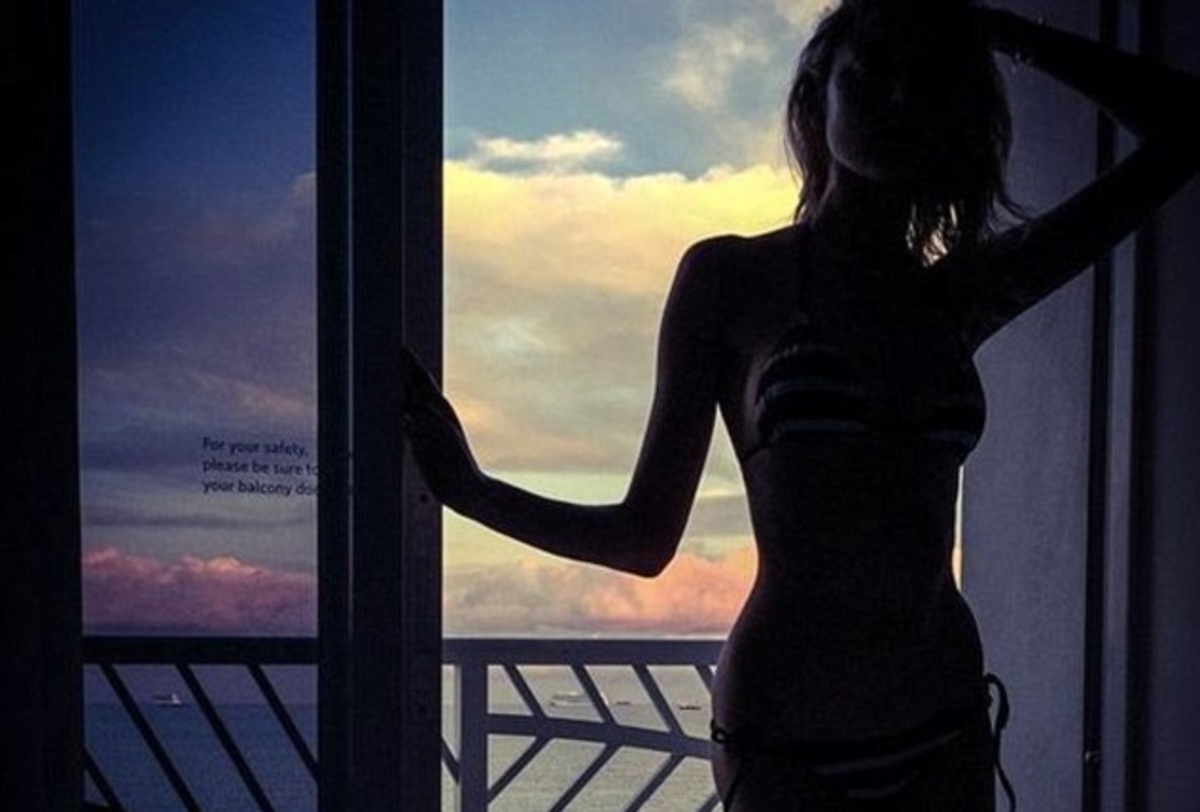 Ποια είναι η sexy φιγούρα που ποζάρει με φόντο τη θάλασσα Δεκέμβρη μήνα;