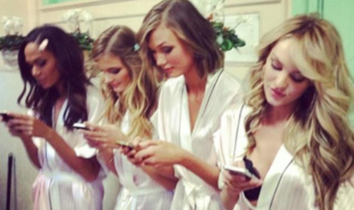 Τα σέξι μοντέλα της Victoria’s Secret αναστατώνουν και στα παρασκήνια του fashion show!