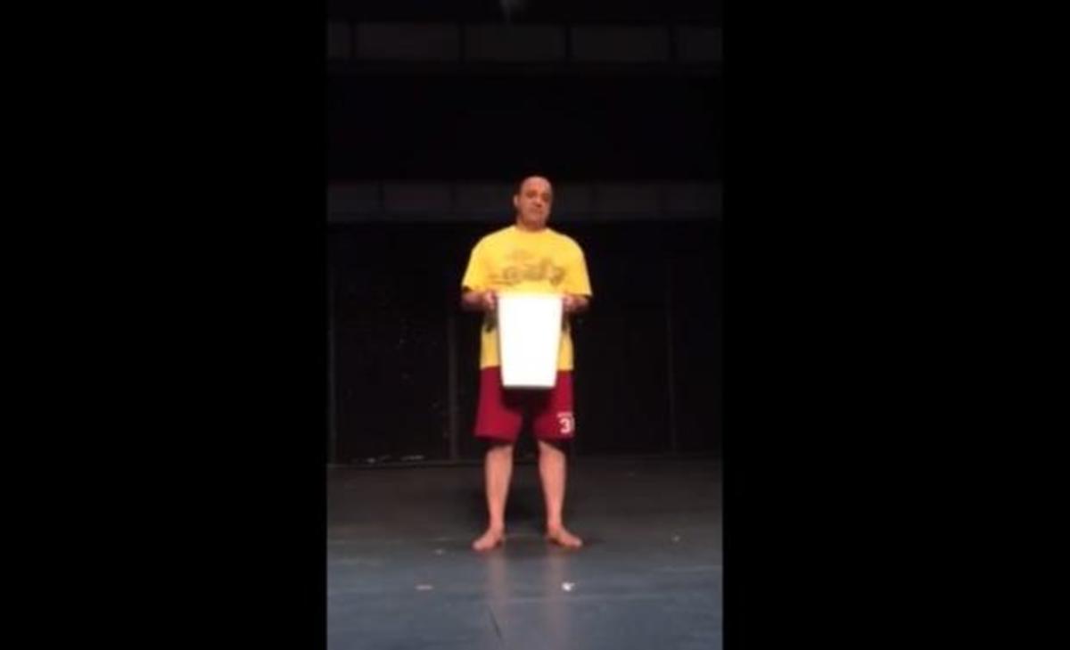 Ice Bucket Challenge: Ο Μάρκος Σεφερλής τόλμησε να προκαλέσει τον Τσακ Νόρις! (βίντεο)