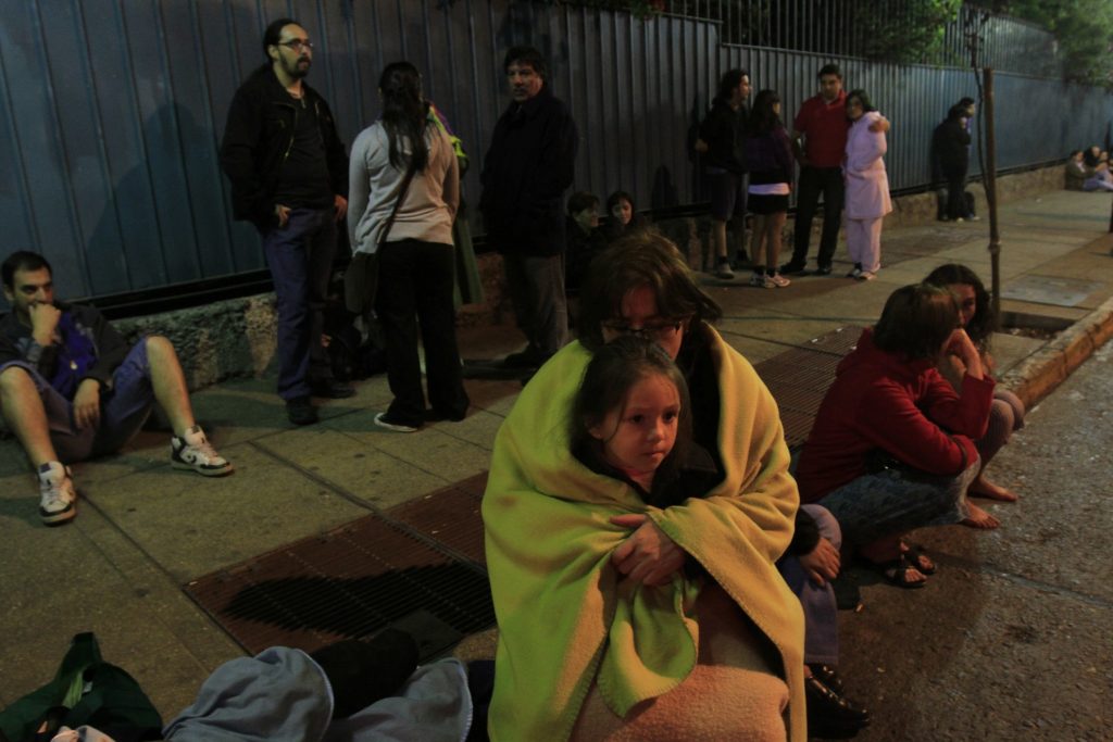 Στους δρόμους πέρασαν τη νύχτα έντρομοι οι Χιλιανοί. ΦΩΤΟ REUTERS