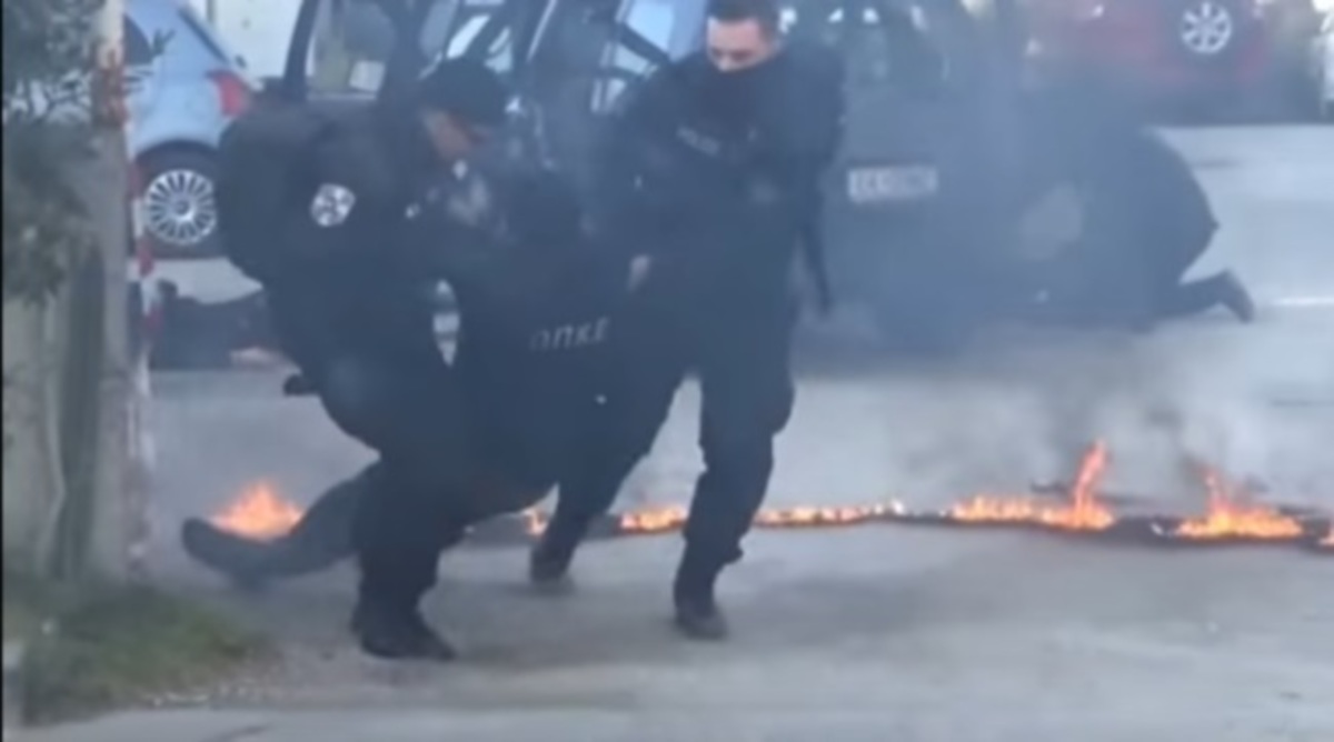 Αστυνομικοί σώζουν “τραυματίες σε μάχη”- Εντυπωσιακές εικόνες [vid]