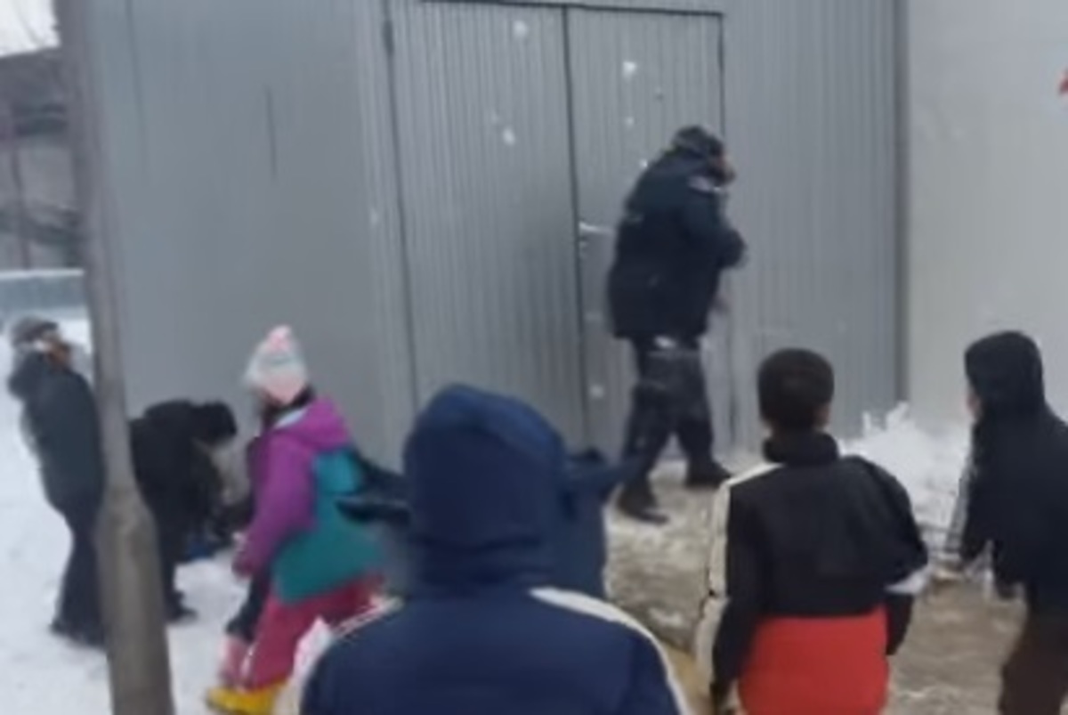 Αστυνομικοί παίζουν χιονοπόλεμο με προσφυγόπουλα! – Βίντεο