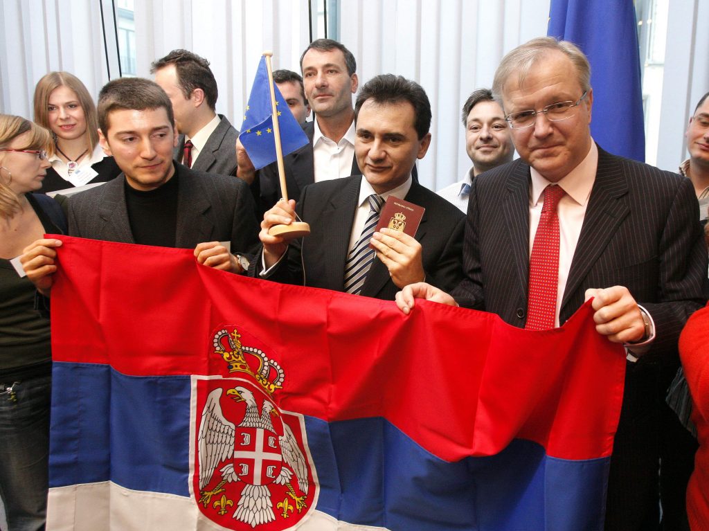 Ο αναπληρωτής πρωθυπουργός της Σερβίας Bozidar Djelic και ο ευρωπαϊκός Επίτροπος για τη διεύρυνση Όλι Ρεν