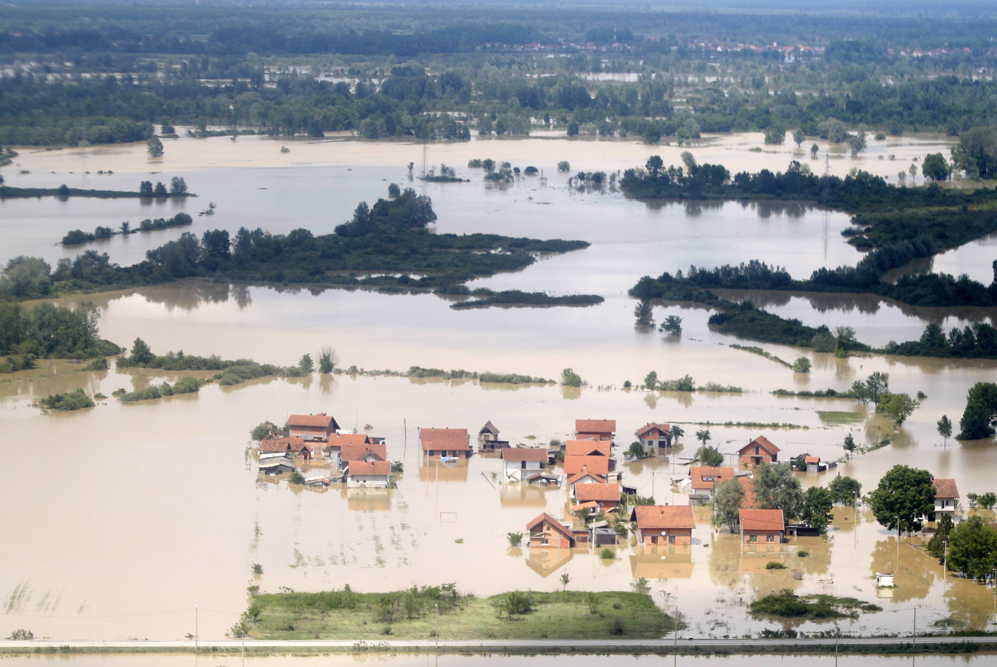 Βυθισμένα στις λάσπες τα Βαλκάνια – 44 νεκροί στις πλημμύρες