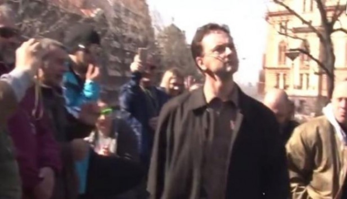 Μπουγέλωσαν τον υπουργό Παιδείας της Σερβίας