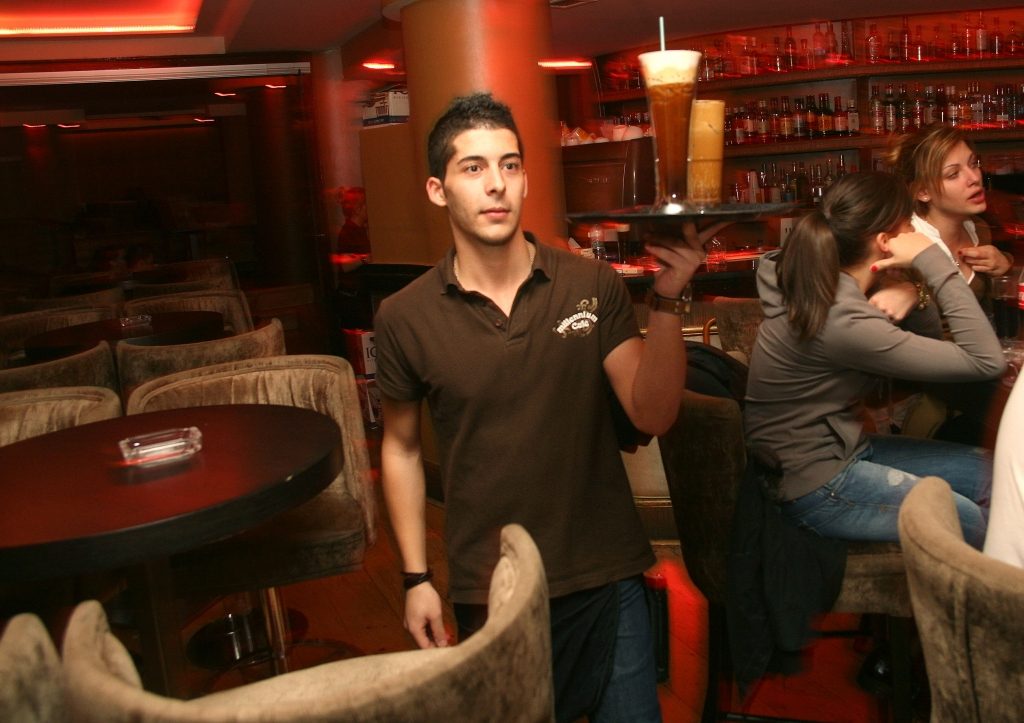 Στο μεροκάματο φοιτητές για να σπουδάσουν λόγω οικονομικής κρίσης!