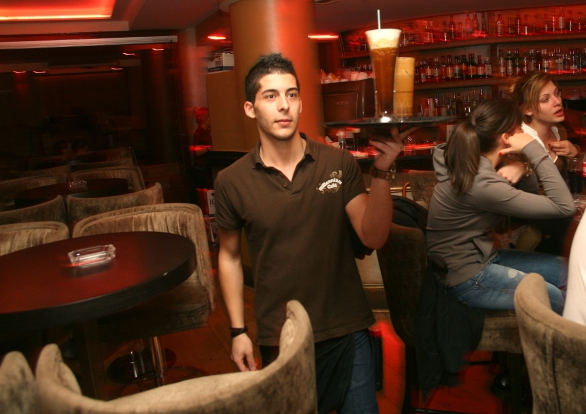 Στο μεροκάματο φοιτητές για να σπουδάσουν λόγω οικονομικής κρίσης!