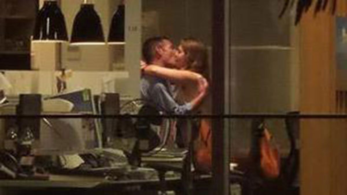 Έκαναν σεξ στο γραφείο αλλά δεν ήξεραν πως τους έβλεπαν… όλοι! (VIDEO)