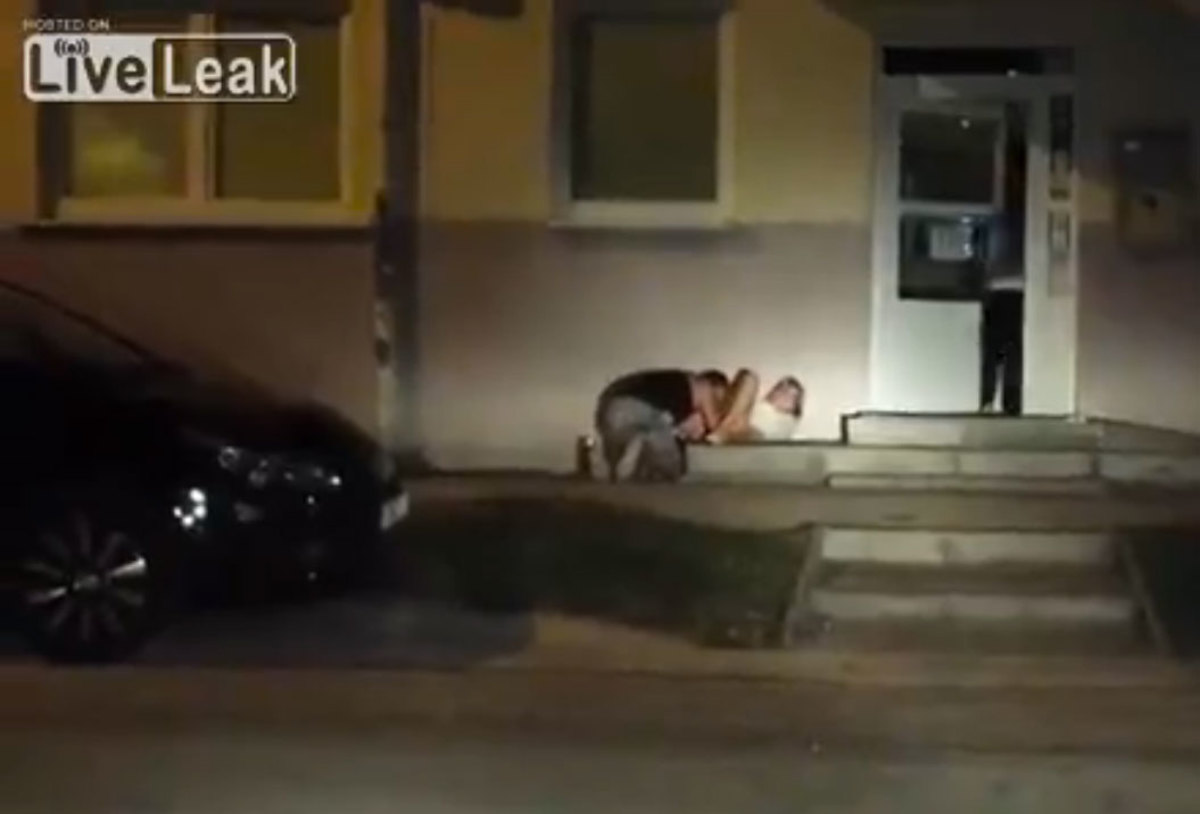 Έκαναν σεξ στα σκαλιά εστιατορίου! (VIDEO)
