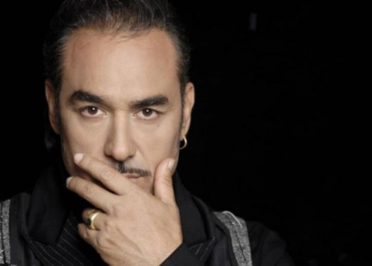 Ο πρόεδρος της κυπριακής Βουλής “στολίζει” τον Σφακιανάκη: Ρεσιτάλ ξενοφοβίας με τσίχλα και κομπολόι