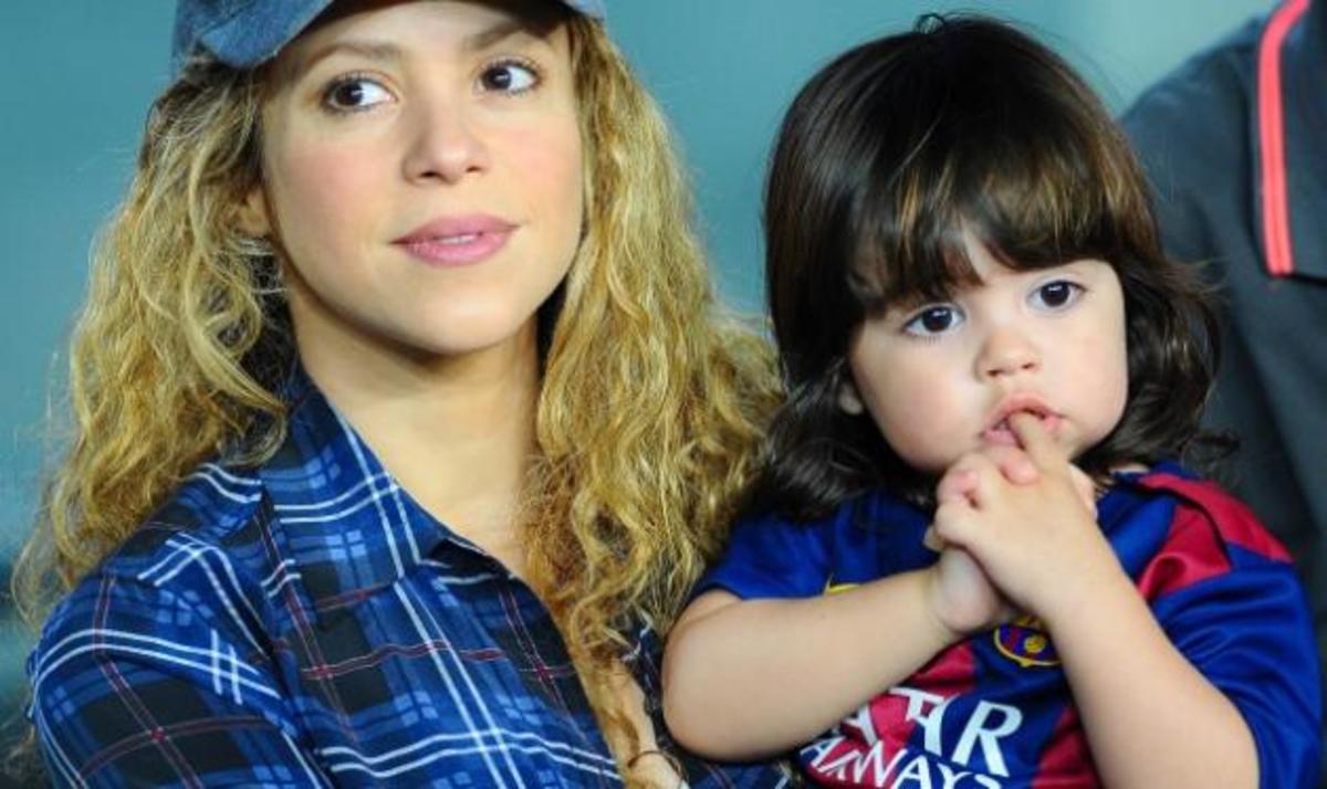 Shakira: Στο γήπεδο με τον γιο της, παρά την προχωρημένη εγκυμοσύνη της!