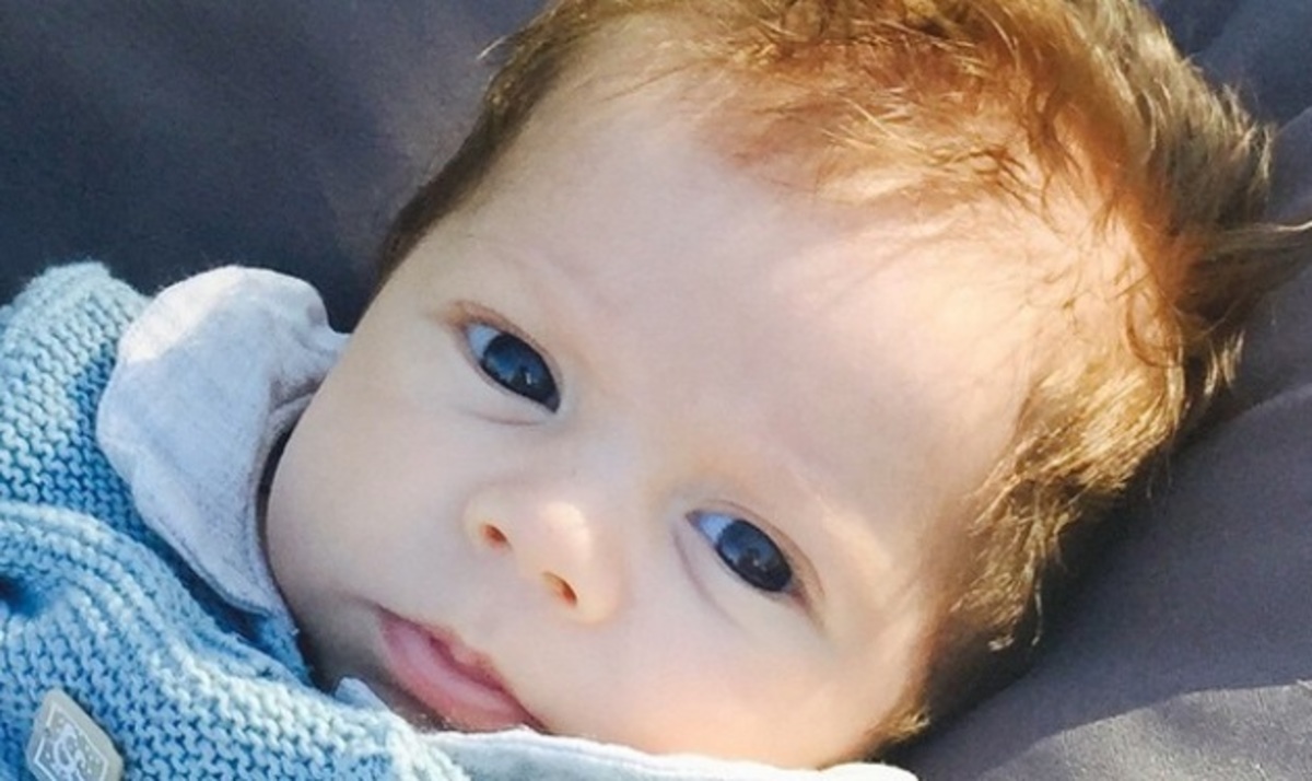 Ο μικρός της φωτογραφίας είναι γιος πασίγνωστης τραγουδίστριας! Μαντεύετε ποιας;