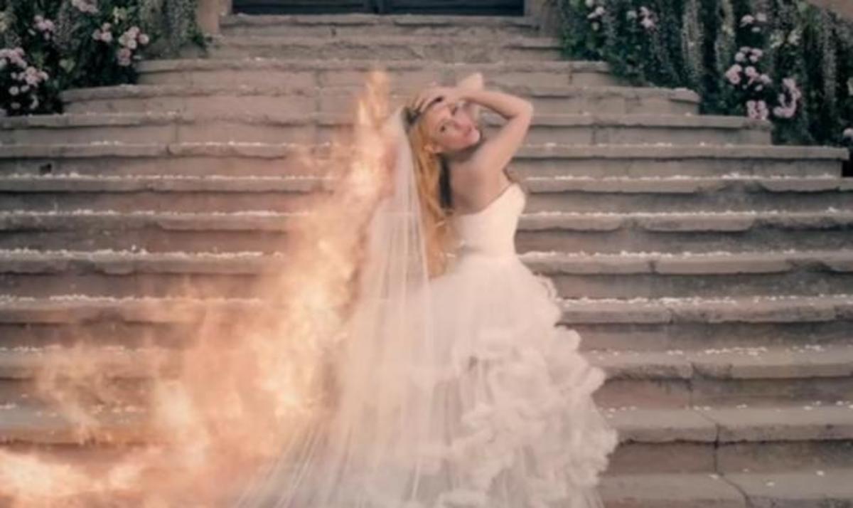 Shakira: Ντύθηκε νύφη και πήρε… φωτιά! Video