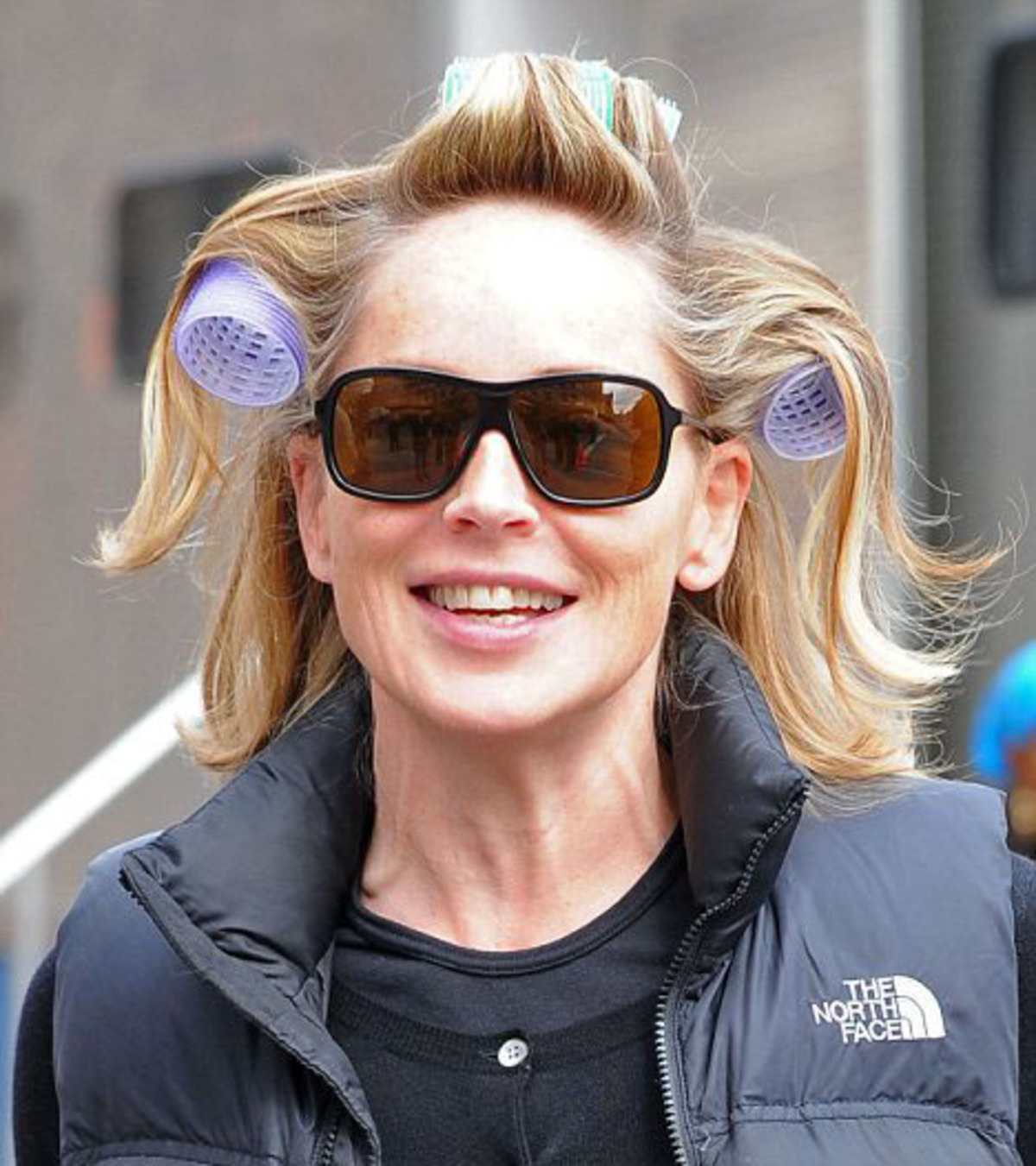 Mε τα μπικουτί στο δρόμο η Sharon Stone!