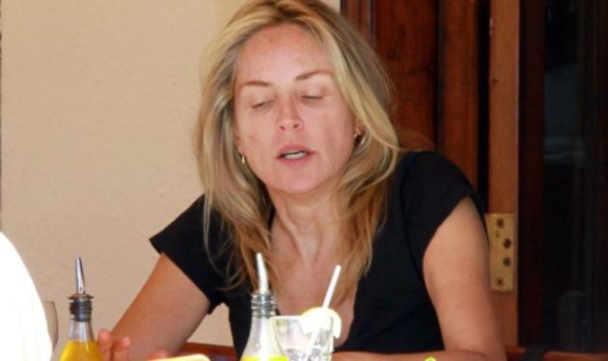 Sharon Stone: Οι παπαράτσι την “τσάκωσαν” χωρίς μακιγιάζ να τρώει με τις φίλες της! Φωτογραφίες