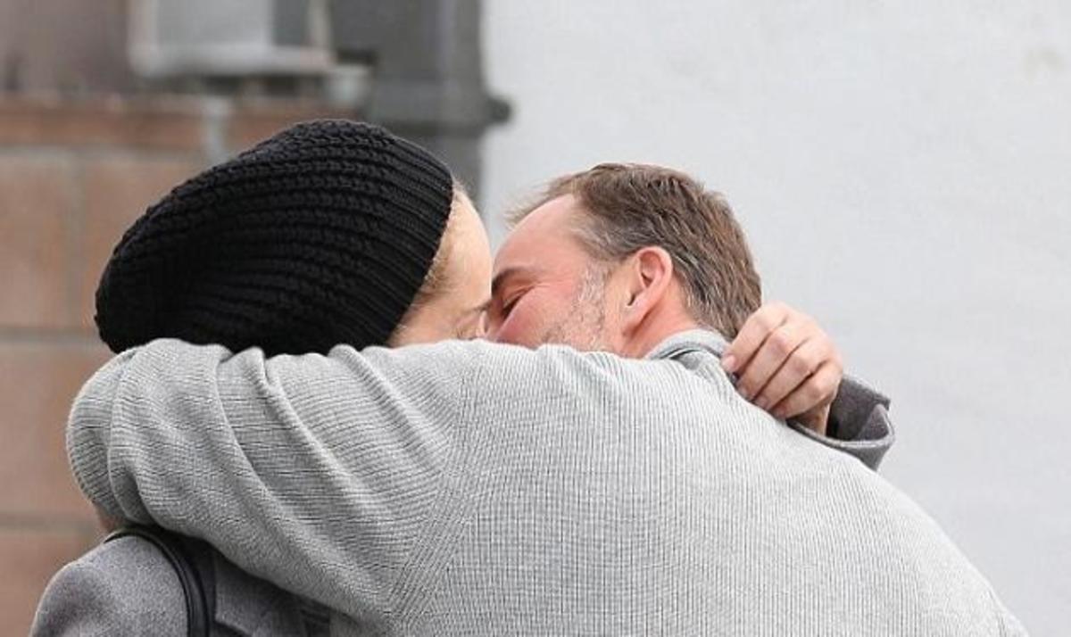 Τα καυτά φιλιά της Sharon Stone με το νεαρό σύντροφό της! ΦΩΤΟ
