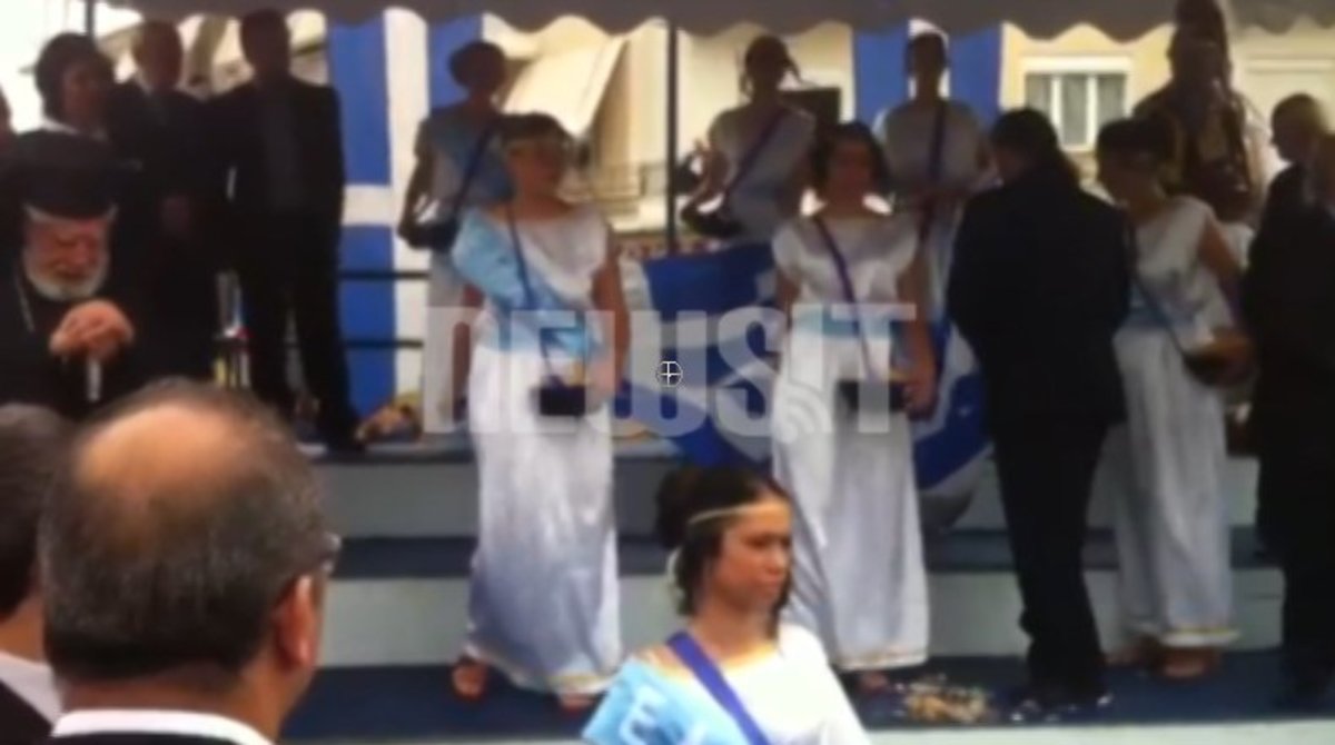 Η σημαία στην εξέδρα