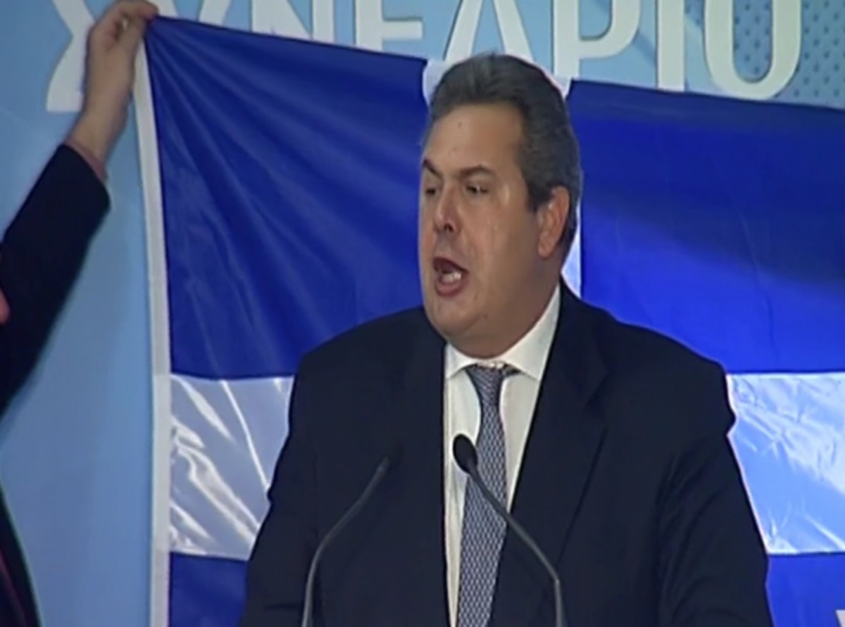Συνέδριο ΑΝΕΛ: Κρατάνε τη σημαία ψηλά (κυριολεκτικά) – ΦΩΤΟ