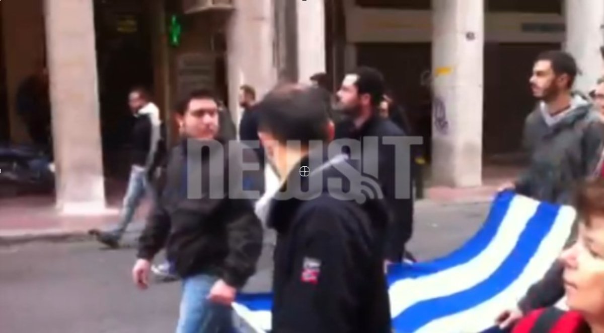 Στην κεφαλή η σημαία