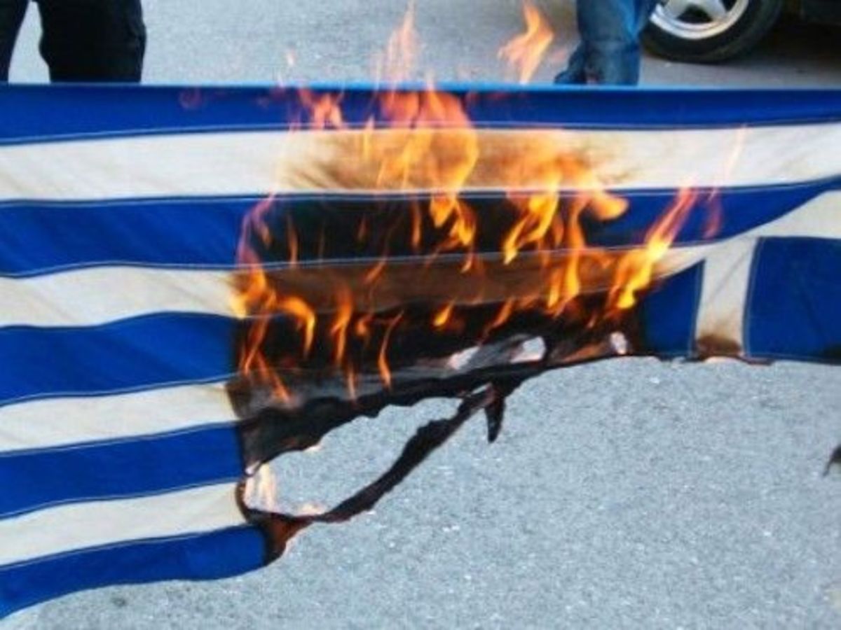 Φλώρινα: Έκαψαν την ελληνική σημαία και έσπασαν το σταυρό!