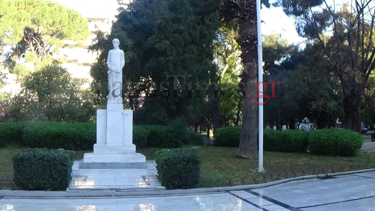 25η Μαρτίου: Έκαψαν την ελληνική σημαία στην Πλατεία Όλγας στην Πάτρα [pics, vid]