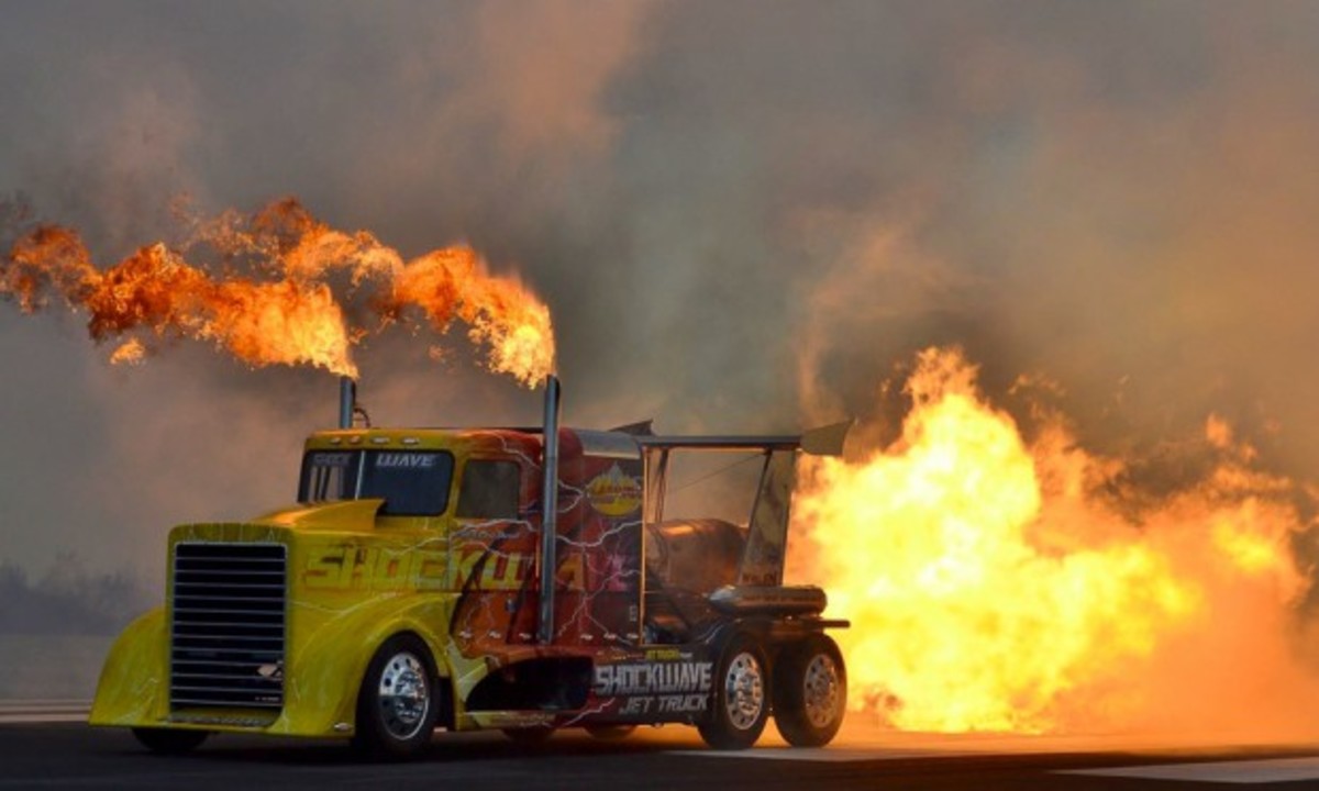 Εξωφρενικό φορτηγό με 3 κινητήρες jet και τελική πάνω από 600 km/h! (VIDEO)