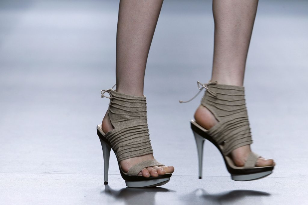 Μήνυμα προς τις γυναίκες: Άδικα φοράτε ψηλοτάκουνα!