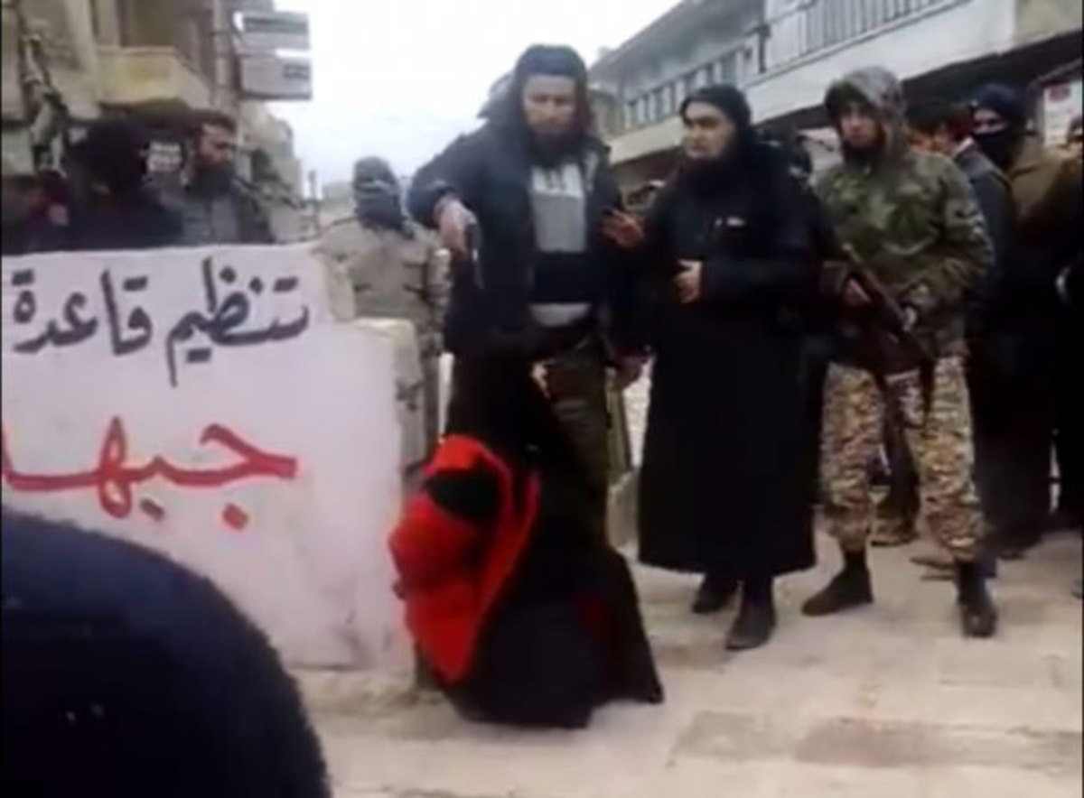 ΒΙΝΤΕΟ ΣΟΚ: Τζιχαντιστές του Ισλαμικού Κράτους εκτελούν γυναίκα για “μοιχεία”