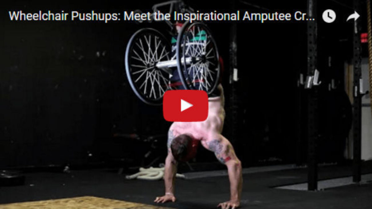Μαθήματα ζωής και δύναμης: Κάνει push ups με το αναπηρικό του καροτσάκι!