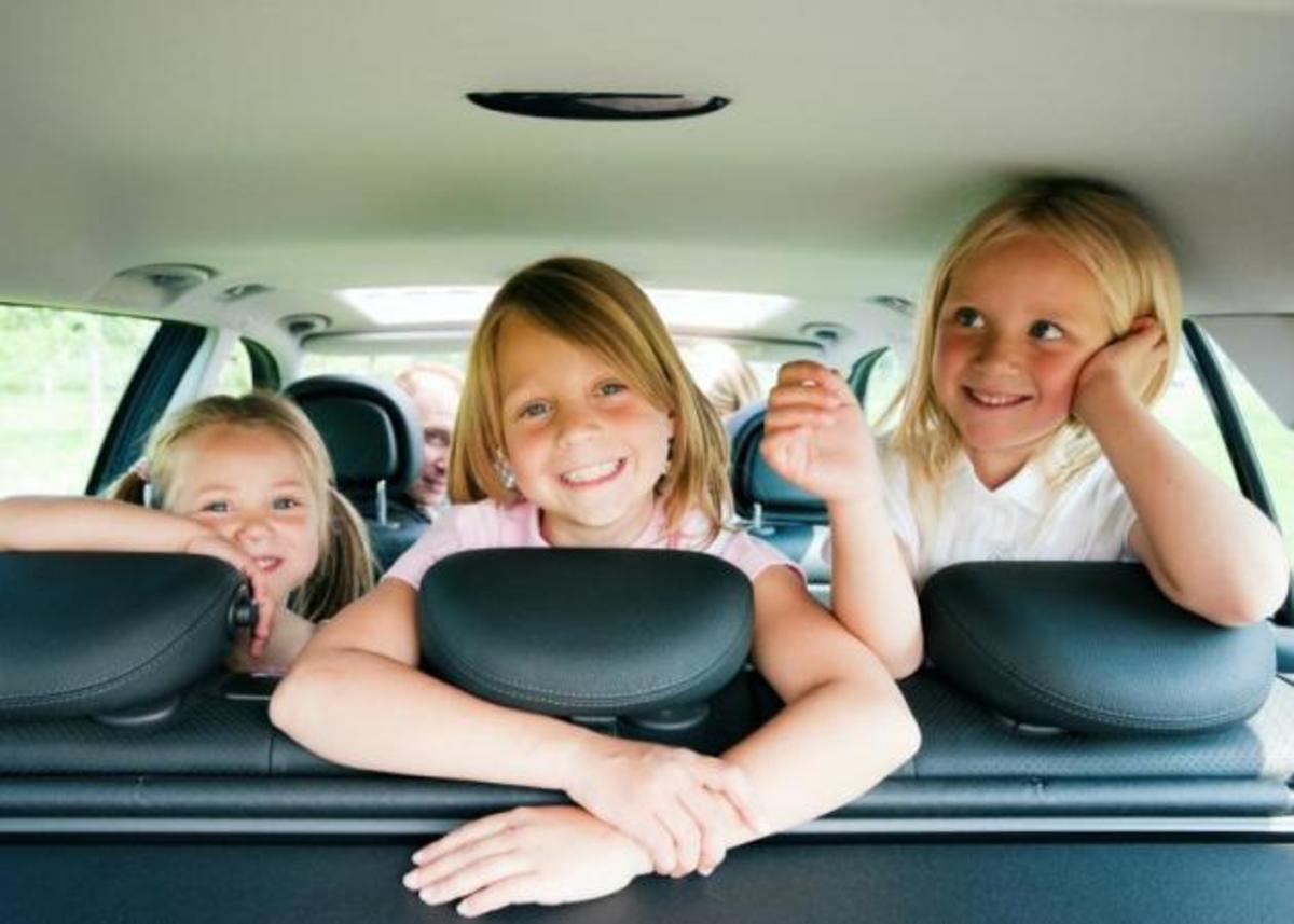 Διασκέδασε το παιδί στο αυτοκίνητο