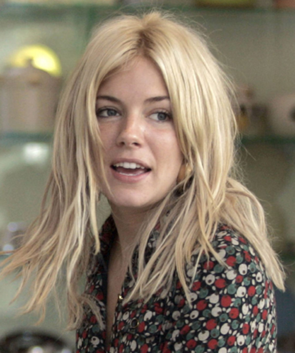 Η Sienna Miller με τα ίδια ρούχα